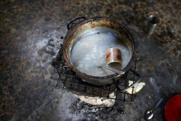 Warga Syria di daerah kantong Gharsa mengalami kekurangan bahan makanan, hingga mengkonsumsi sampah.