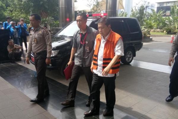 Salah satunya terkait posisi duduk Novanto saat mobil fortuner itu menghantam trotoar di di daerah Permata Hijau Jakarta.