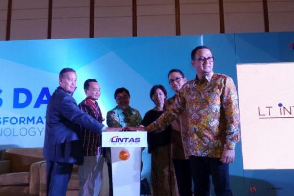 Menurut data Kementerian Komunikasi dan Informasi (Kemenkominfo), pengguna internet di Indonesia mencapai 132, 7 juta dari 262 juta jumlah penduduk