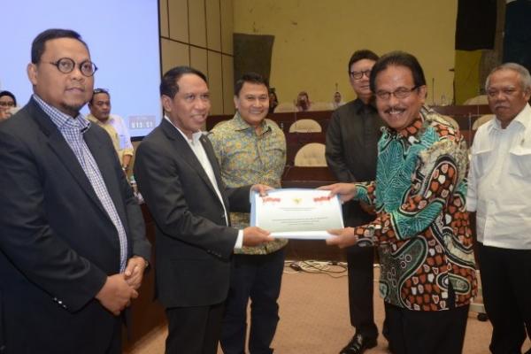 Komisi II DPR RI menerima Daftar Inventarisai Masalah (DIM) dari Pemerintah terkait RUU Pertanahan. Penyerahan DIM tersebut dapat dipandang sebagai sejarah baru bagi bangsa Indonesia, setelah 57 tahun berpedoman pada Undang-Undang Pokok Agraria.