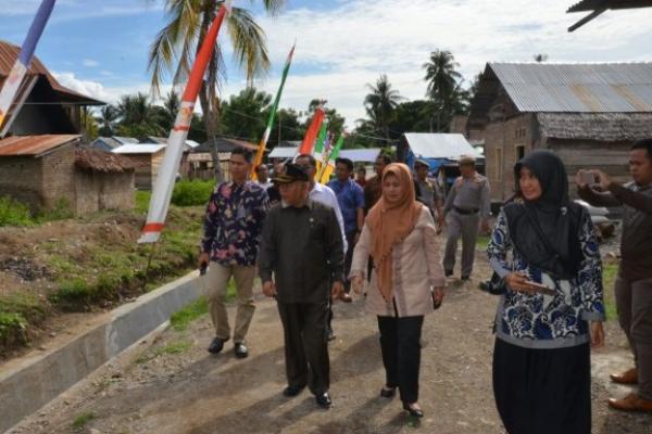 Komisi VIII DPR RI meninjau dua kelompok usaha di Mamuju, Sulawesi Barat yang menerima bantuan sosial (Bansos) dari Kementerian Sosial lewat program KUBE (kelompok usaha bersama). Akses modal dan bahan baku masih jadi persoalan.