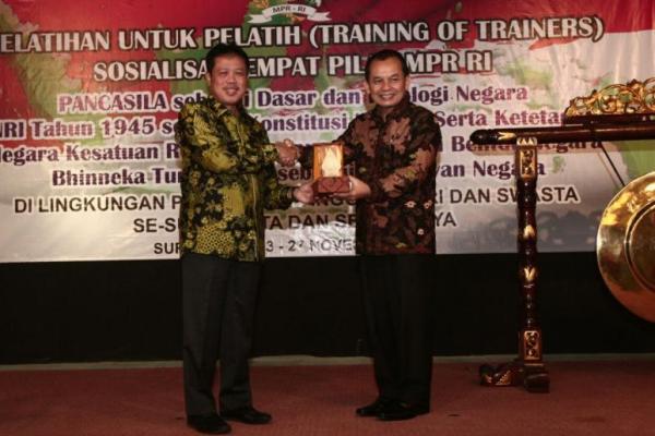 Sebanyak 100 dosen perguruan tinggi negeri dan swasta se-Surakarta mulai mengikuti pelatihan untuk pelatih (training of trainers/ToT) Empat Pilar MPR
