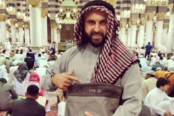 Seorang warga Israel, Ben Tzion tuai kecaman warganet usai mengunggah foto dirinya di Masjid Nabawi (situs suci Islam, Red) ke halaman Facebooknya