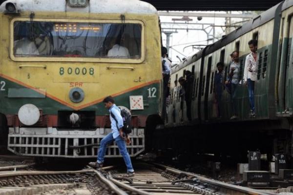 11 rangkaian kereta Seemanchal Express meninggalkan rel di dekat stasiun kereta Sahadai Buzrurg pada Minggu dini hari. Demikian pernyataan Kementerian Perkeretapian India.