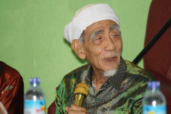 Mbah Moen menceritakan gaya pollitik Rasulullah SAW tercermin dalam perjanjian Hudaibiyah, dan perjanjiannya dengan pemuka-pemuka negara Nasrani.