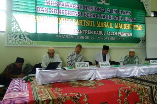 Islam memandang semua manusia adalah setara. Yang membedakannya adalah tingkat ketakwaannya.