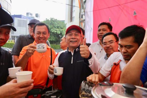 Akhir pekan dimanfaatkan Ketua MPR Zulkifli Hasan untuk Olahraga di Car Free Day sekaligus menghadiri Festival Semarak Kopi Bengkulu di area CFD Bundaran HI