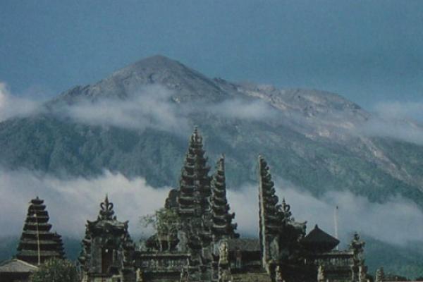 Sementara untuk penerbangan domestik saat ini sudah beroperasi kembali baik dari maupun menuju Lombok International Airport.