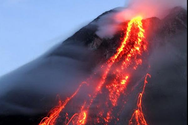 Terisinya lava di lantai kawah Gunung Agung karena adanya dorongan magma yang terus keluar, sehingga sering terlihat cahaya merah (glow) yang terpancar dari asap.