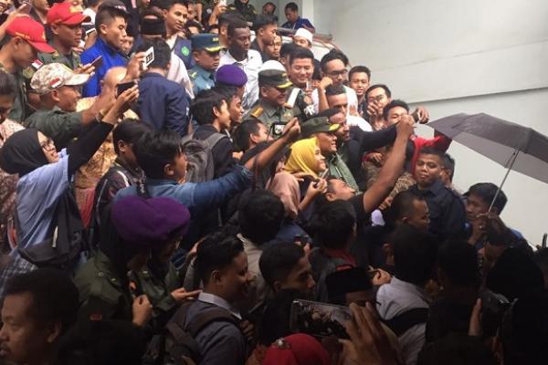 Panglima TNI Jenderal Gatot Nurmantyo memberikan kuliah umum di Universitas Islam Negeri (UIN) Maulana Maliki Ibrahim Malang. Ribuan mahasiswa menyambut hangat kehadiran Panglima.