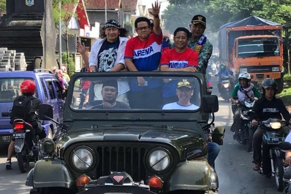 Suporter klub bola tersohor ini mengawal kedatangan Cak Imin sejak dari bandara Abdurrahman Saleh.