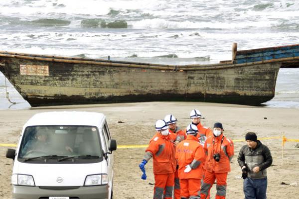 Sebuah kapal kayu kecil berisi delapan mayat terdampar di sebuah pantai di Laut Jepang. Menurut laporan, kapal tersebut dibarasal dari Korea Utara