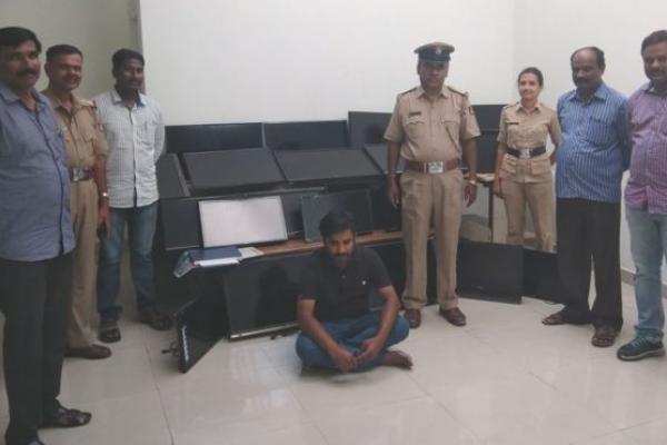 Vasudev, tertangkap basah mencuri televisi di sebuah hotel di kawasan India Selatan.
