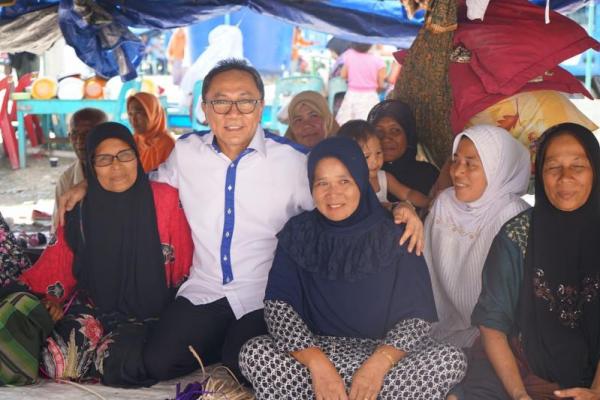 Ketua MPR Zulkifli Hasan mengajak seluruh pihak untuk saling mengulurkan tangan menghadapi musibah bencana alam yang melanda beberapa daerah di Indonesia