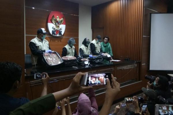 KPK baru menetapkan empat tersangka terkait kasus dugana suap tersebut. Yakni ‎Anggota DPRD Jambi Supriyono yang diduga penerima suap.