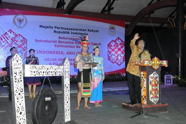 Wakil Ketua MPR Oesman Sapta berpesan, agar hasil seni budaya yang ada di Pontianak dan Kalimantan Barat pada umumnya harus dijaga dan dilestarikan.