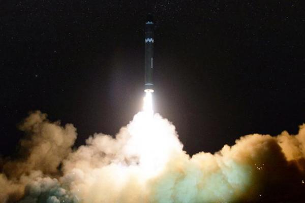 Media pemerintah Korea Utara merilis foto rudal Hwasong-15 yang diduga digunakan dalam uji coba terbaru negara tersebut