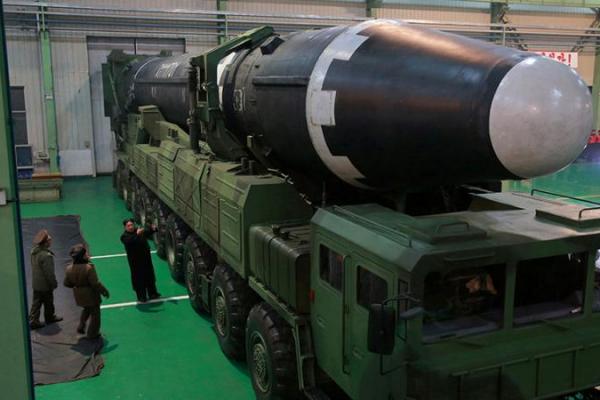 Washington Post menyebukan, Korea Utara tampaknya membangun satu atau dua misil balistik antarbenua cair baru di fasilitas penelitian besar di pinggiran Pyongyang, mengutip pejabat yang tidak dikenal itu.