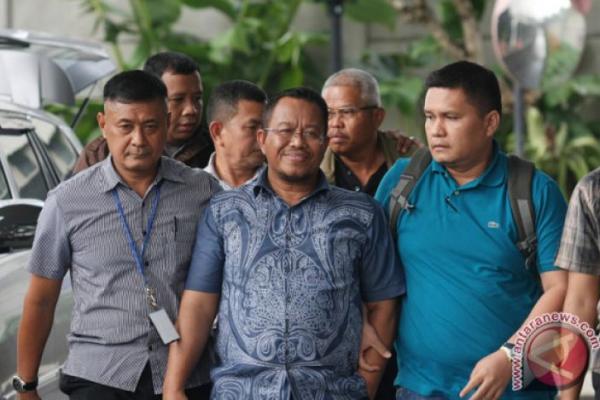 Menggunakan baju tahanan, mereka langsung digiring petugas ke Rutan yang telah ditentukan sejak pukul 03.00 WIB. Mereka pun kompak bungkam.