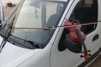 Pemusik Ini Gunakan Wiper Mobil Mainkan Biola