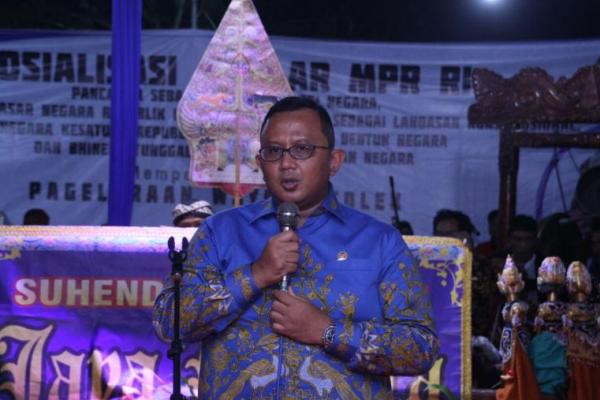 MPR RI menggelar pagelaran wayang golek dengan dalang asal Karawang, Suhendra S. Supriadi dari grup Jaya Komara.