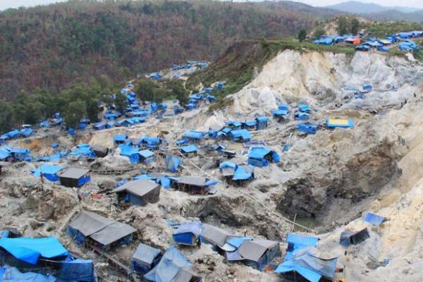 Penggunaan bahan kimia di Gunung Botak, Pulau Buru, Maluku oleh para penambang emas ilegal kian meresahkan.