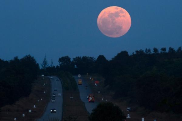 Ada yang melewatkan fenomena Bulan besar atau Supermoon pada Minggu (3/12) malam kemarin?