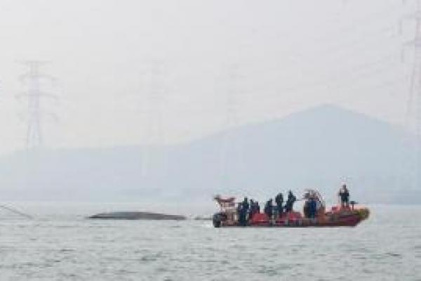 Kecelakaan itu terjadi sekitar pukul 06.09 waktu setempat, berjarak satu mil barat daya pelabuhan Jindu di Yeongheung