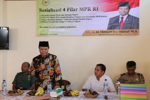 Wakil Ketua MPR Hidayat Nur Wahid (HNW) saat memberi Sosialisasi Pancasila, UUD NRI Tahun 1945, NKRI, dan Bhinneka Tunggal Ika, kepada warga Kelurahan Duren Tiga, Pancoran, Jakarta Selatan