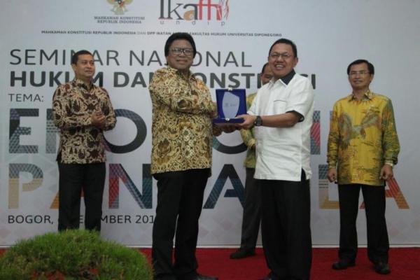 Wakil Ketua MPR RI Oesman Sapta mengatakan bahwa yang bisa menegakkan hukum di Indonesia saat ini adalah pahlawan di tengah banyaknya carut marut kasus-kasus hukum yang terjadi dewasa ini.