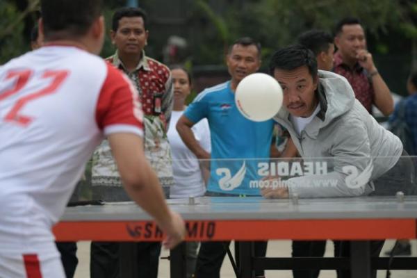 Menteri Pemuda dan Olahraga (Menpora) Imam Nahrawi menunjukkan bakatnya dalam bermain olahraga Headis (Header Table Tennis, Red) melawan Benediktus Gerendo dari bola.com.