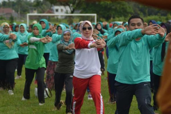 Ribuan peserta terlihat antusias melakukan gerakan senam bersama, bahkan tidak sedikit yang ikut serta berjoget bersama.