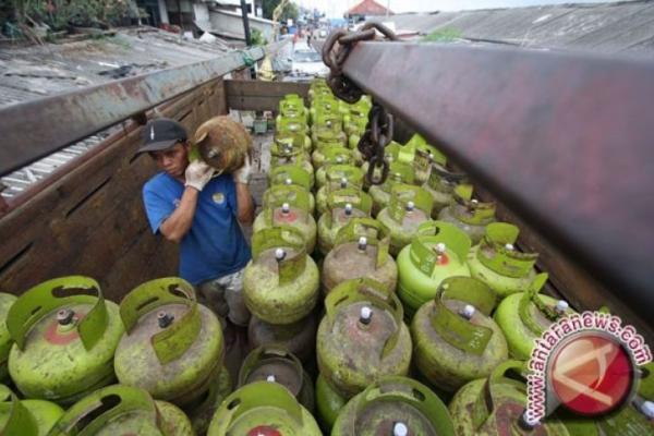 Pola penyaluran gas elpiji tiga kilogram seharusnya bersifat tertutup. Artinya, hanya konsumen yang berhak saja yang boleh membeli gas elpiji tiga kilogram.