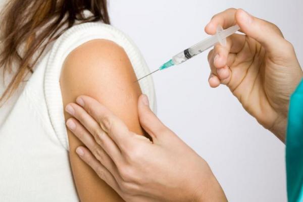 Di Indonesia masih terdapat banyak hoaks imunisasi yang membuat orang tua enggan memberikan vaksin kepada anaknya.