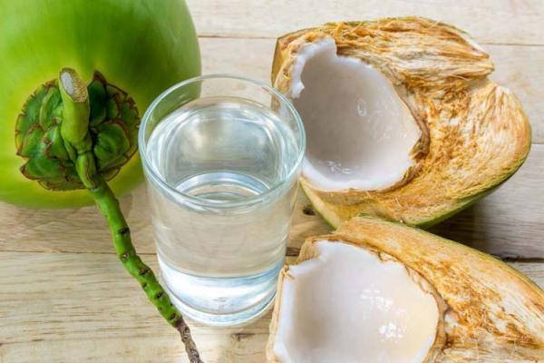 Air kelapa mengandung anti-oksidan tinggi dan sitokinin, yang mampu mencegah menunda penuaan