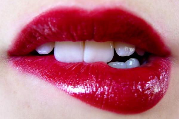 Bagi perempuan yang kesehariannya sering menggunakan lipstik warna aman saatnya Anda coba warna merah.