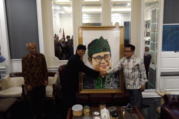 Iman sengaja berangkat dari Jelekong, Kabupaten Bandung untuk menyerahkan lukisan wajah Cak Imin.