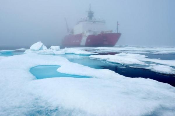 Fenomena es terapung dan gletser Greenland merupakan satu dari banyak indikator bahwa es di utara Bumi mulai bermasalah.