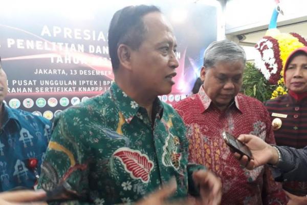 Mohamad Nasir mengaku tidak tahu persis mengenai uang SPP, yang tetap dibayarkan oleh para mahasiswa lulusan kedokteran