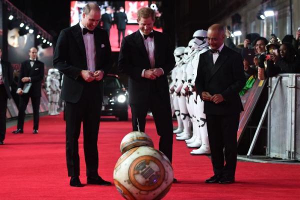 Duo pangeran Inggris, Pangeran William dan Harry turut hadir dalam gala premiere pemutaran perdana film Star War: The Last Jedi di London