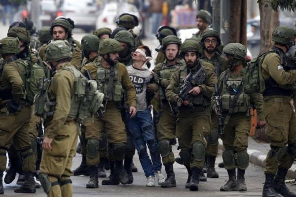 Pasukan Israel menahan tiga warga asing yang berkumpul dalam aksi protes terhadap penghancuran rumah-rumah milik komunitas Badui Palestina di desa Khan al-Ahmar, Yerusalem Timur