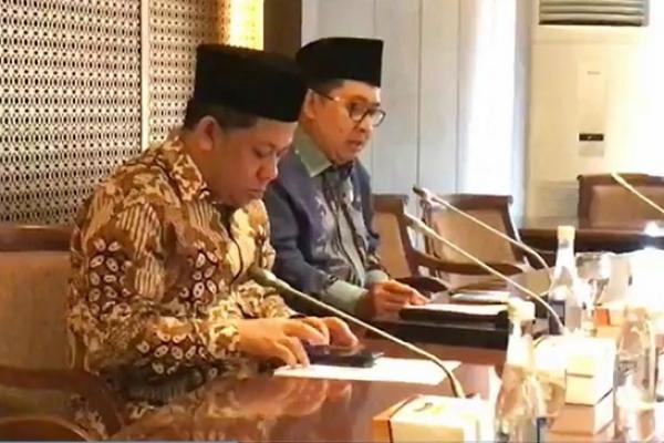 Pimpinan DPR menerima Pengurus Pusat Gerakan Nasional Pengawal Fatwa (GNPF) di Ruang Rapat Pimpinan di Lantai III Gedung Nusantara III di Kompleks Parlemen Senayan, Jakarta, Kamis (14/12).