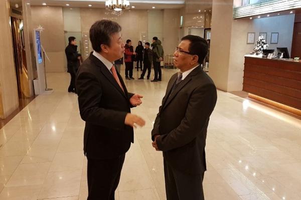 Persatuan Wartawan Indonesia (PWI) menyayangkan dan mengecam kekerasan yang dilakukan aparat kemanan Republik Rakyat China (RRC) terhadap dua wartawan Republik Kore.