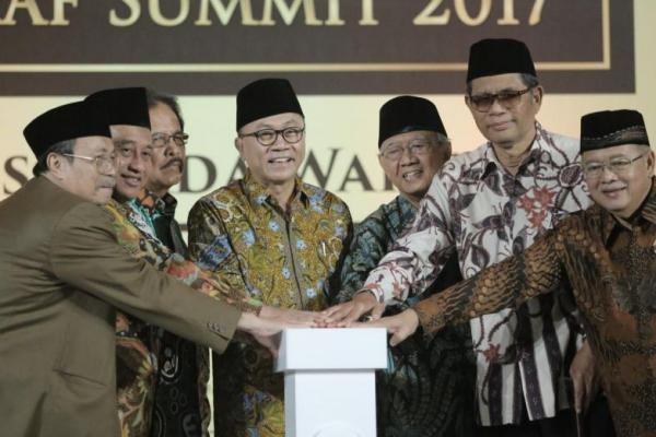 Ketua MPR Zulkifli Hasan memimpin Deklarasi Gerakan Sejuta Wakif Untuk Indonesia yang diselenggarakan Dompet Dhuafa. 