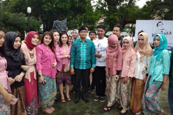 Relawan muda-mudi pendukung Ridwan Kamil mendeklarasikan dukungan kepada Ridwan Kamil menjadi Gubernur Jawa Barat 2018-2023.