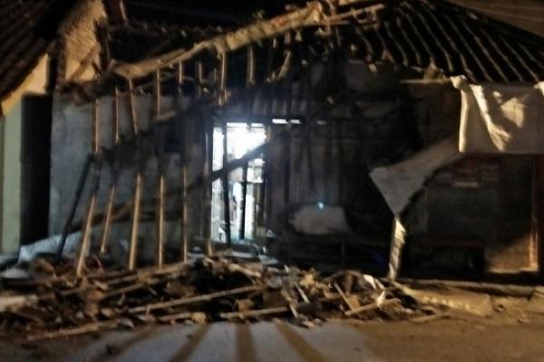 Akibat gempa dengan kekuatan 7,3 skala richter (SR) yang mengguncang Tasikmalaya dan sekitarnya menyebabkan banyak rumah roboh. Satu orang warga Ciamis meningal dunia.
