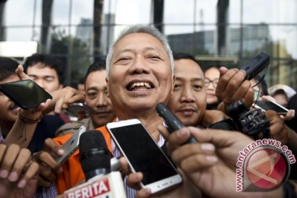 Dikatakan Tonny, Bambang dan Yohannes adalah kontraktor pembangunan pelabuhan.