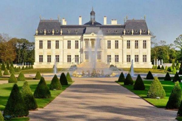 Pangeran muda, yang mengawasi pembersihan anti-korupsi di dalam Kerajaan, diketahui pembeli kastil Prancis senilai USD300 juta atau lebih dari Rp4 triliun