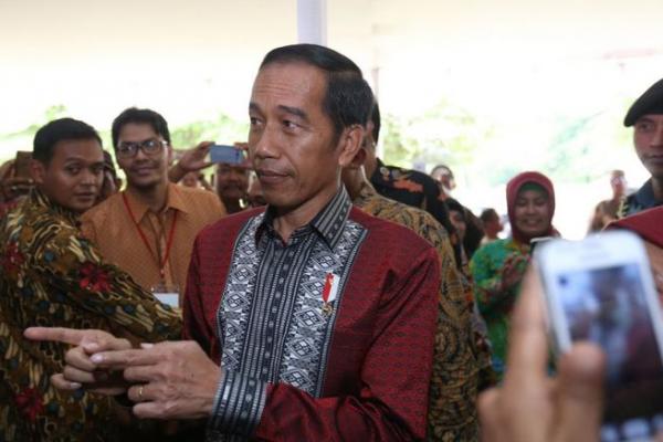 Presiden Joko Widodo (Jokowi) belum memutuskan nasib Airlangga di kabinet.