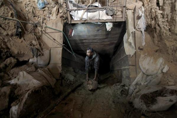  Dua juta penduduk Gaza menggantungkan hidupnya pada jaringan terowongan lintas perbatasan untuk mengimpor bahan pokok.